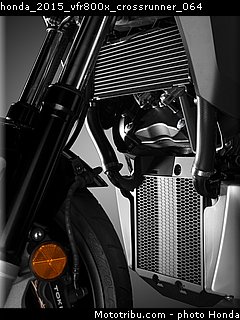 honda_2015_vfr800x_crossrunner_064.jpg