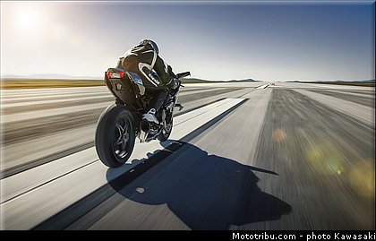 kawasaki_2015_ninja_h2r_003.jpg