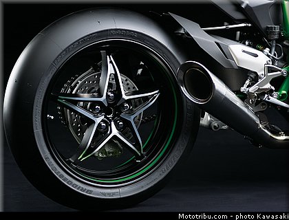 kawasaki_2015_ninja_h2r_030.jpg