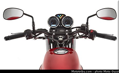 v7_stone_017_moto_guzzi_2014.jpg