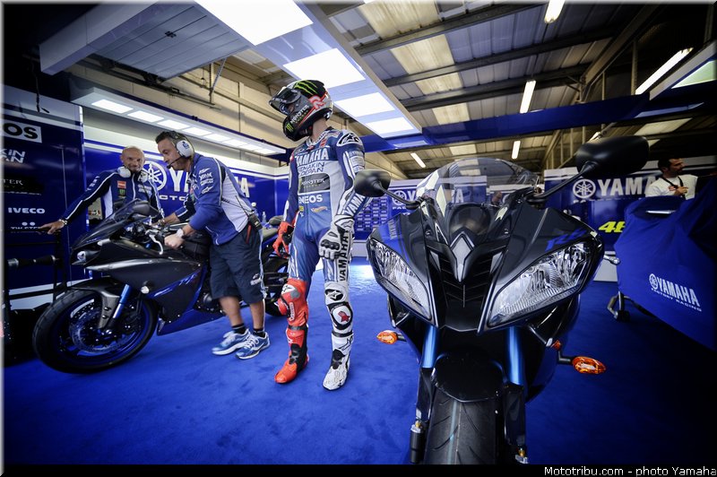 lorenzo_3_yamaha_2014_race_blu