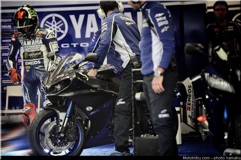 lorenzo_5_yamaha_2014_race_blu