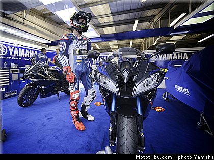 lorenzo_2_yamaha_2014_race_blu.jpg