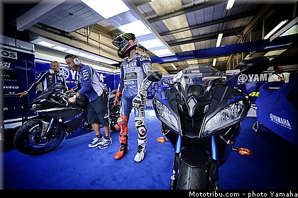 lorenzo_3_yamaha_2014_race_blu.jpg