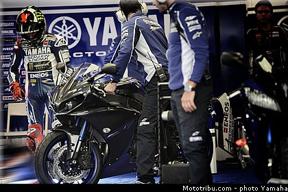 lorenzo_5_yamaha_2014_race_blu.jpg