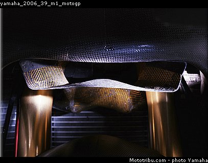 yamaha_2006_39_m1_motogp.jpg