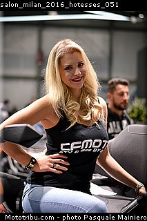 salon_milan_2016_hotesses_051.jpg