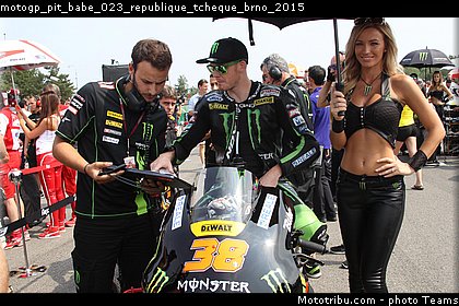 motogp_pit_babe_023_republique_tcheque_brno_2015.jpg