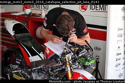 motogp_moto2_moto3_2016_catalogne_selection_pit_lane_0141.jpg