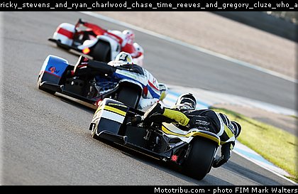 ricky_stevens_and_ryan_charlwood_chase_time_reeves_and_gregory_cluze_who_are_chasing_ben_and_tom_side_car_2015_angleterre_donington.jpg