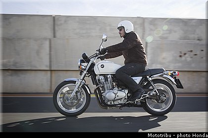 honda_2014_cb1100_003.jpg