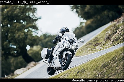 yamaha_2016_fjr_1300_action_1.jpg