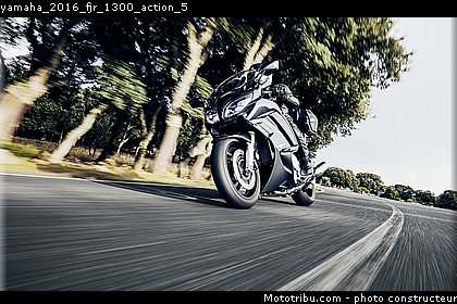 yamaha_2016_fjr_1300_action_5.jpg