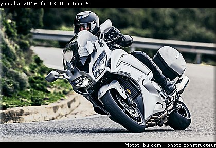 yamaha_2016_fjr_1300_action_6.jpg