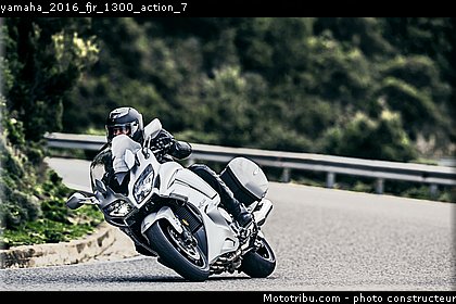 yamaha_2016_fjr_1300_action_7.jpg