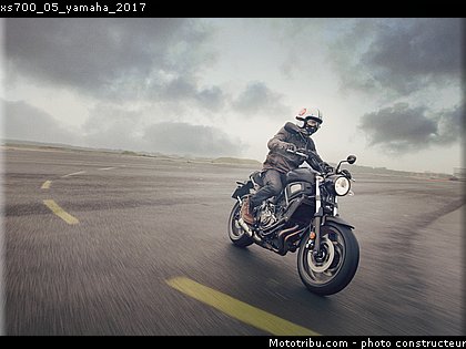 xs700_05_yamaha_2017.jpg